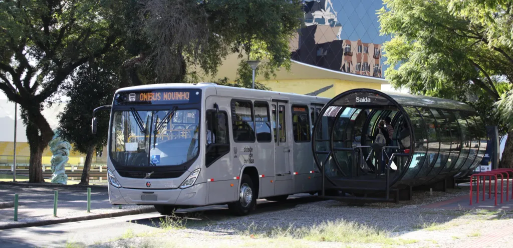 Os ônibus circularão no sistema Ligeirinho, com embarque e desembarque em nível nas estações-tubo (Divulgação)