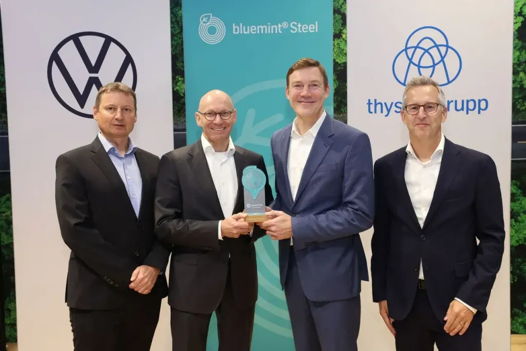 Matthias Eden e Michael Bäcker, do Grupo Volkswagen; Dennis Grimm, e Simon Stephan, da thyssenkrupp Steel (Divulgação)