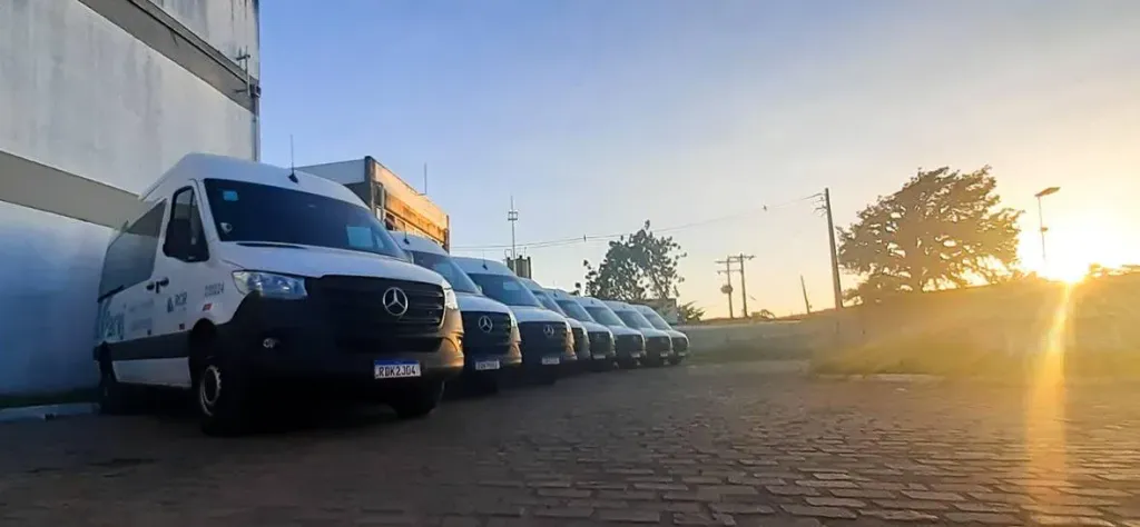 Foram 43 Sprinter 416, modelo van de passageiro 15+1 (Divulgação)