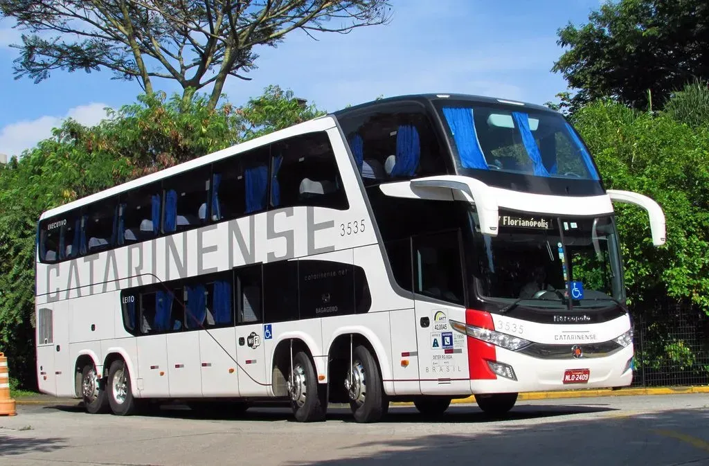 A linha utiliza ônibus modernos de dois andares (Divulgação)