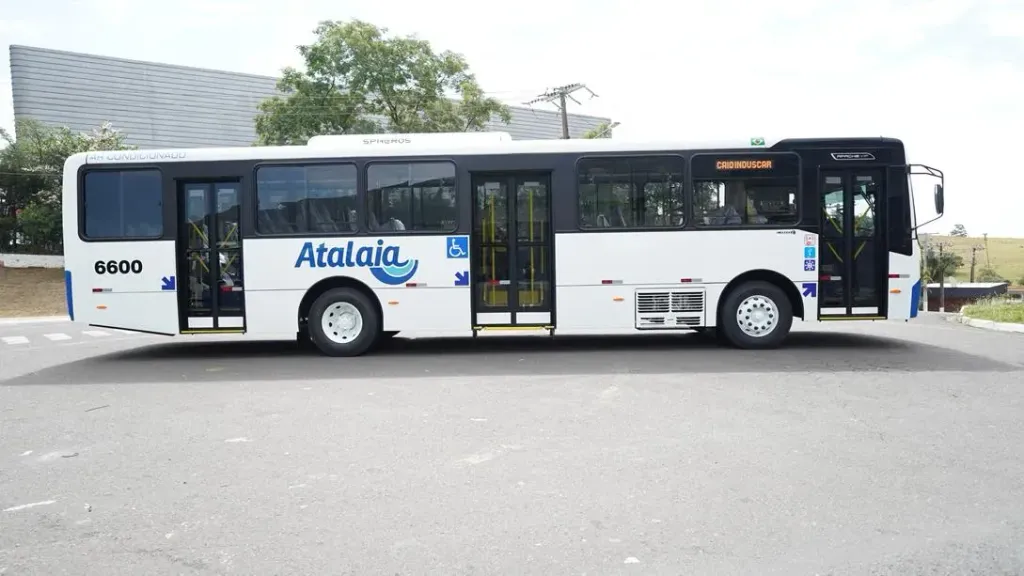 Chassi VW 17.230 com carroceria da Caio (Divulgação)