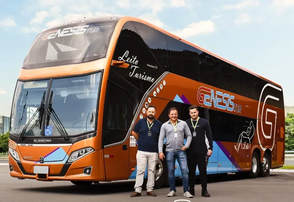 Elessandro Balbo, proprietário da Genesis Tur, recebendo o Vissta Buss DD