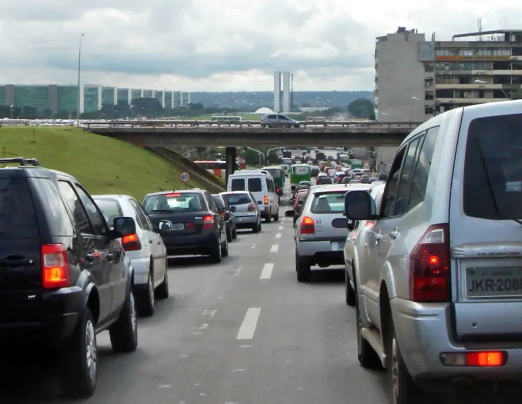 Carros parados em uma das principais vias de Brasília