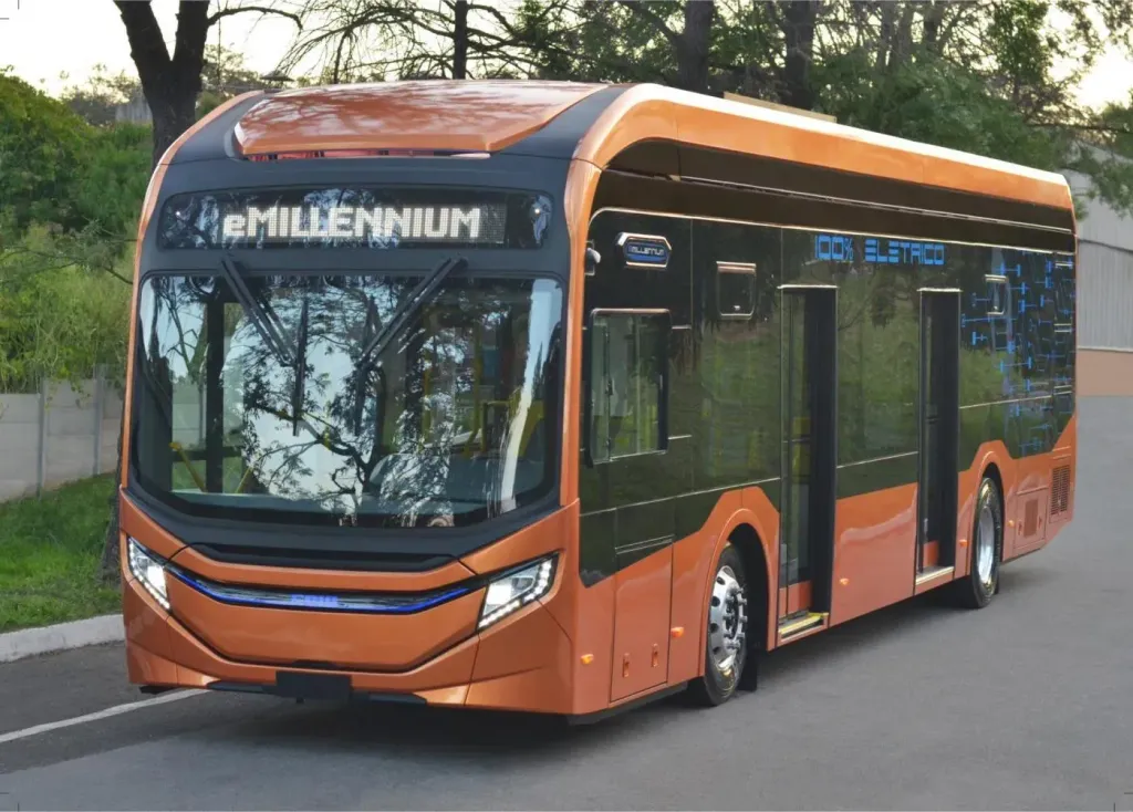 O veículo em exposição foi encarroçado sobre chassi BYD D9W elétrico (Divulgação)