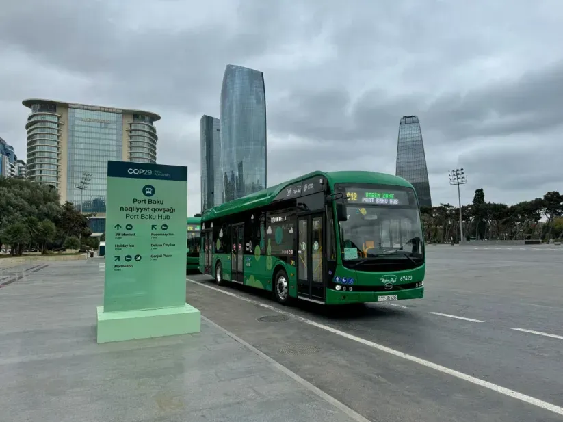 Os ônibus elétricos BYD K9UD circulam em Baku (Divulgação)