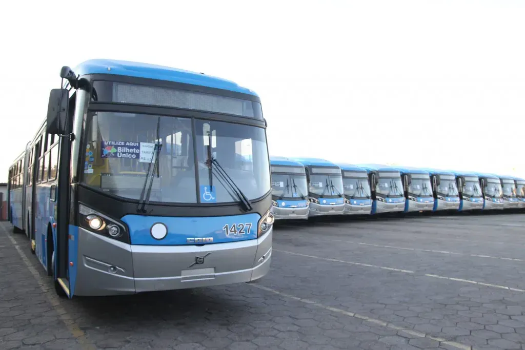 Os biarticulados Volvo têm 18 metros e capacidade para 160 passageiros