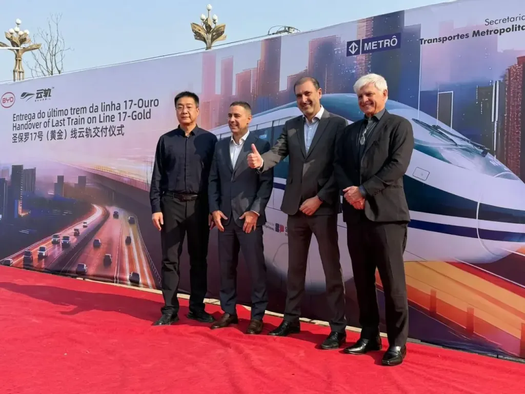 Da esquerda para a direita: executivo da BYD, Julio Castiglioni (Metrô de São Paulo), Alexandre Barbosa (BYD SkyRail) e Roberto Torres (Metrô de São Paulo). (Divulgação)
