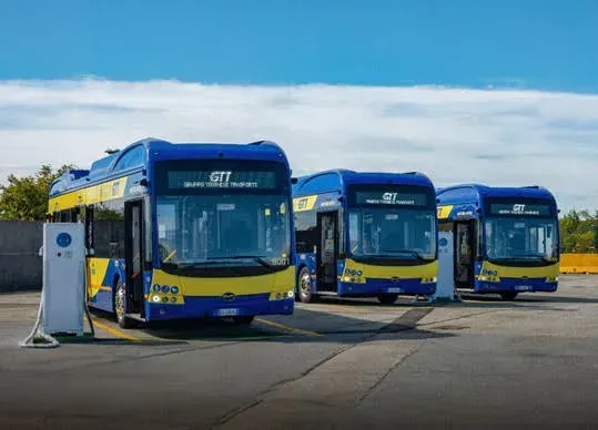 Três dos quatro ônibus elétricos BYD entregues para a GTT em Turim (Divulgação)