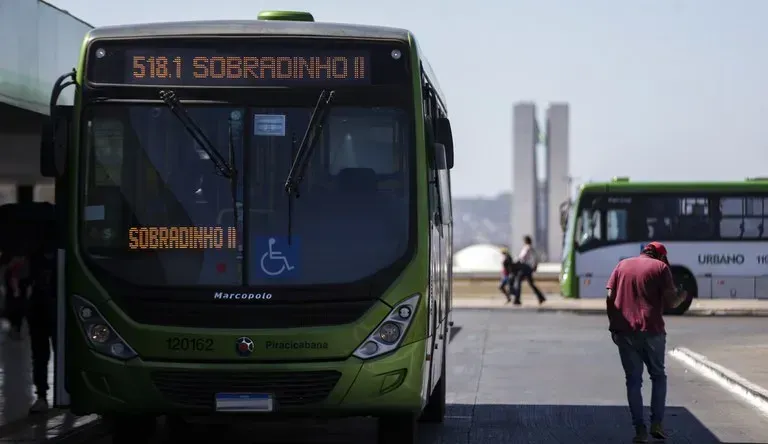 Movimentação de passageiros e ônibus na Rodoviária do Plano Piloto, em Brasília (Foto: Marcelo Camargo/Agência Brasil)