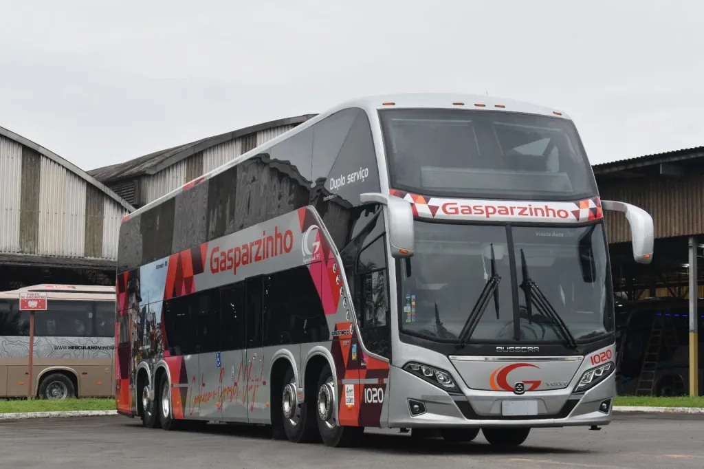 Ônibus possuem chassi Volvo B510R 8×2 (Divulgação)