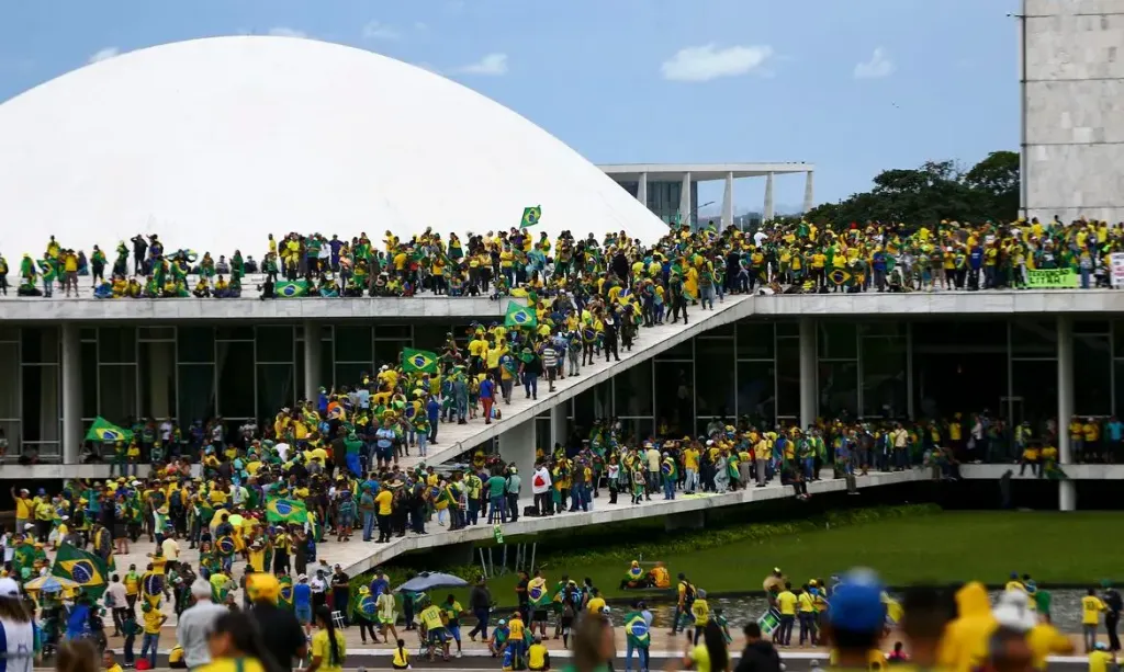 Manifestantes invadem Congresso, STF e Palácio do Planalto. (Agência Brasil)