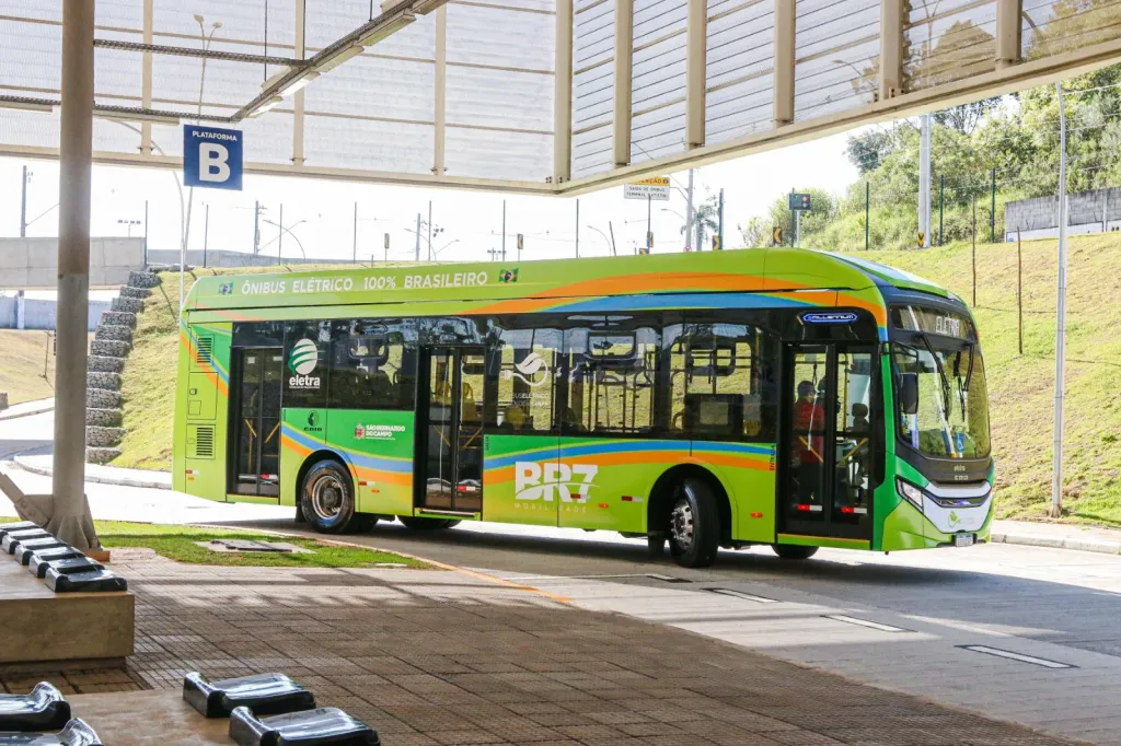 Os ônibus elétricos integrantes do novo corredor são projetados e produzidos pela Eletra (Divulgação)