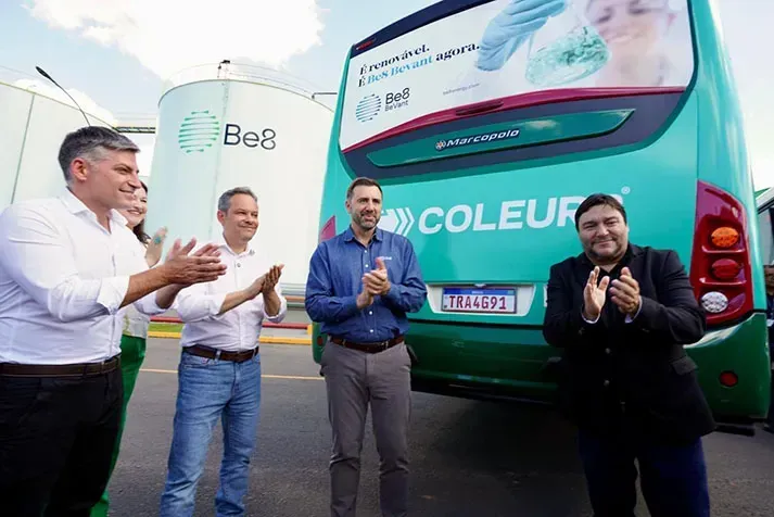 Carlos Henrique Pereira, diretor da Coleurb, Erasmo Carlos Battistella, presidente da Be8, Pedro Almeida, prefeito de Passo Fundo (RS), e Luiz Valendorf, presidente da Câmara (Divulgação)
