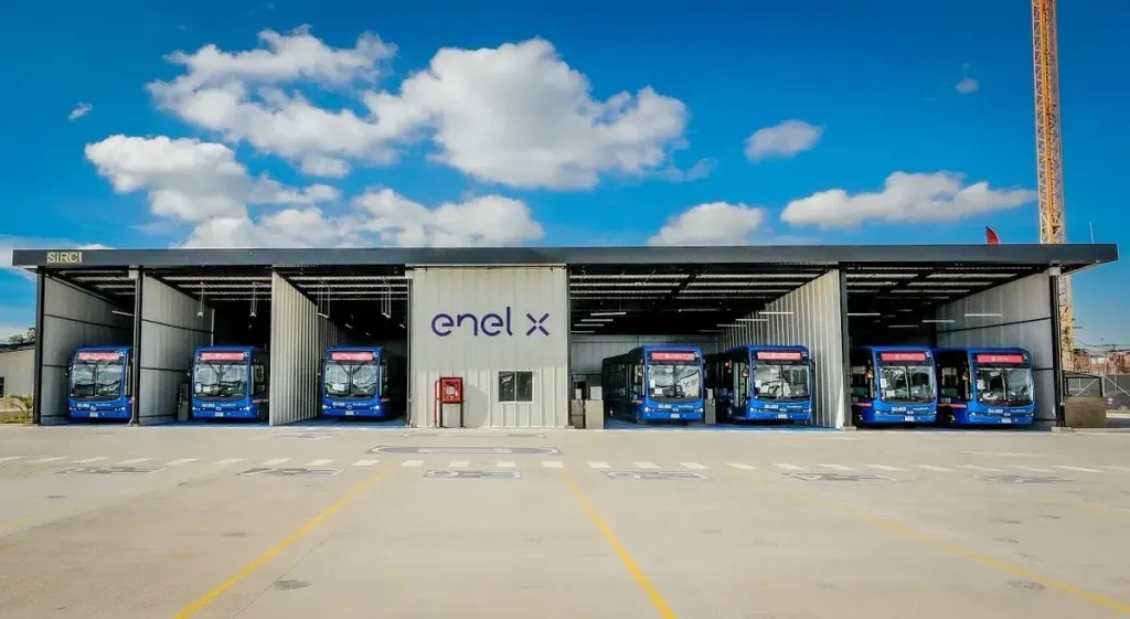 Em Santiago, a companhia administra uma frota de 450 ônibus elétricos (Divulgação)