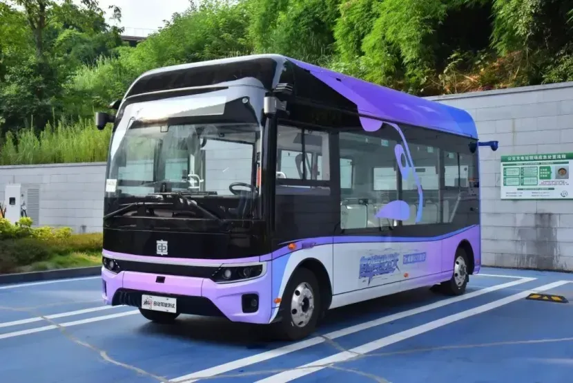 O piloto conta com quatro micro-ônibus autônomos L4 de 6 metros da CRRC EV (Divulgação)