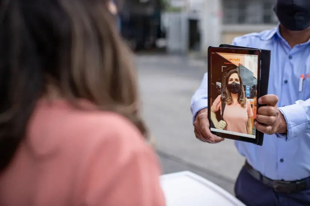 O embarque é realizado por meio de reconhecimento facial ou QR Code (Divulgação)