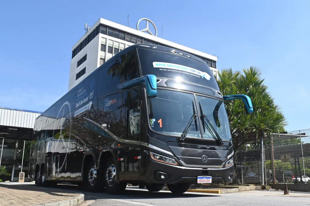 Ônibus com chassi OM500RS DD e motor OM460 abastecido com BeVant (Divulgação)