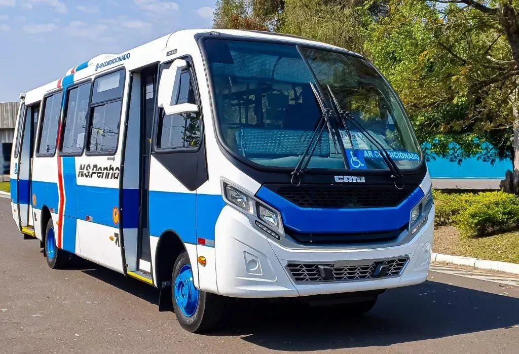 micro-ônibus F2400