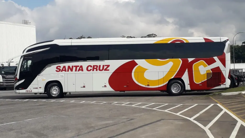 Modelo Scania Euro 5 com a nova pintura em branco e vermelho (Foto: Sonia Moraes)