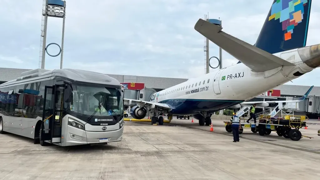 O ônibus elétrico é utilizado para embarque e desembarque de passageiros (Divulgação)