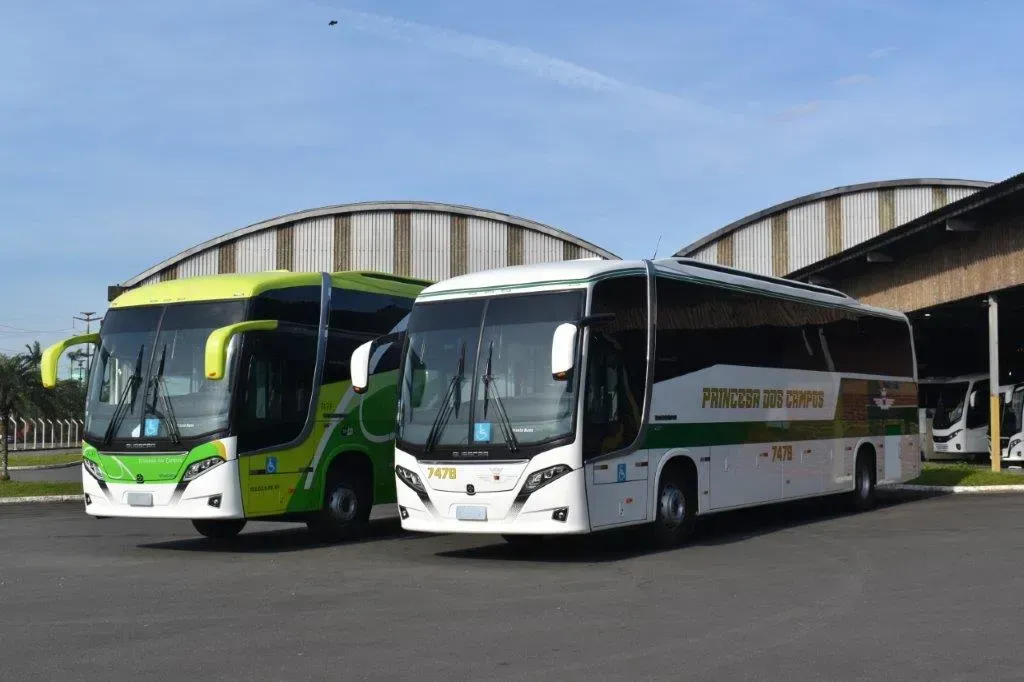 Os veículos foram montados em chassi Volvo B380R (Divulgação)