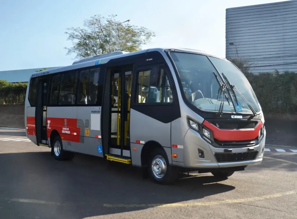 Todos os micro-ônibus são equipados com ar-condicionado (Divulgação)