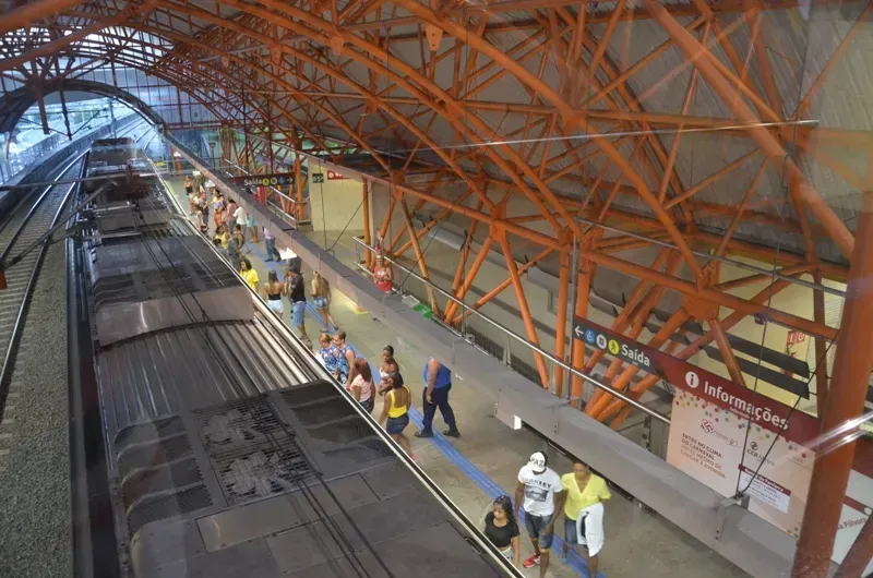 Com apenas duas estações e 9,7 quilômetros de extensão, meio de transporte ainda está entrando na rotina da capital baiana