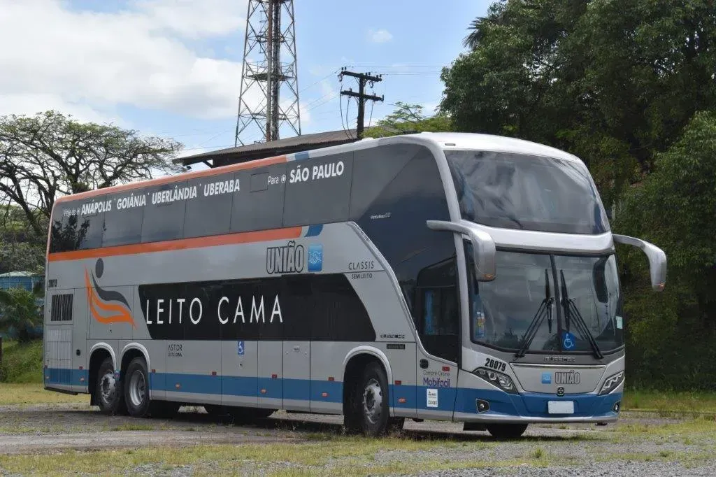 O ônibus tem chassi Mercedes-Benz, O-500RSD de 460 cavalos (Divulgação)