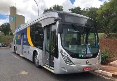 Modelo Scania K280 6×2, de 15 metros com piso baixo, tem 130 lugares