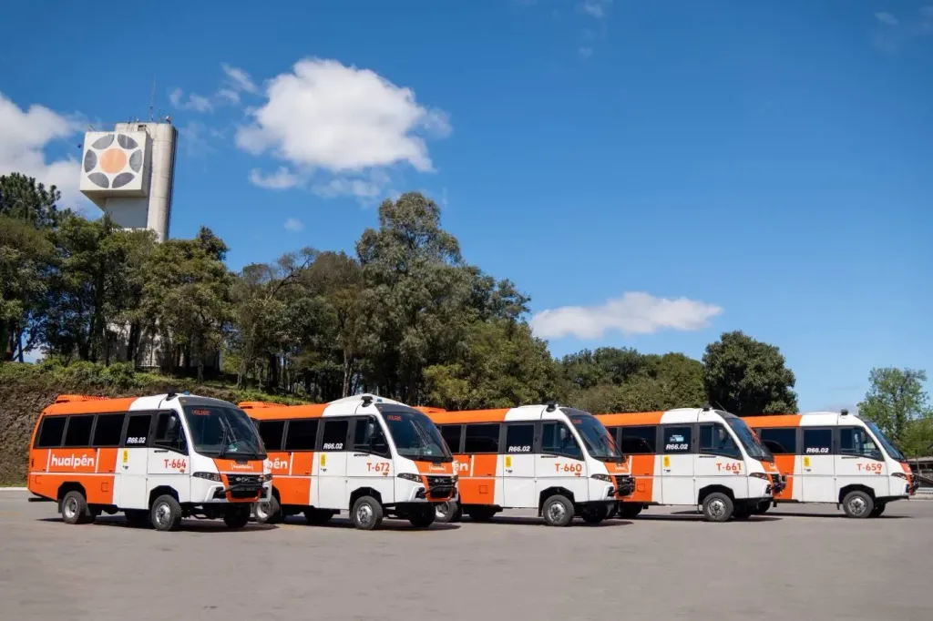 Micro-ônibus modelo Fly 9 e Attack 8 4X4 (Divulgação)
