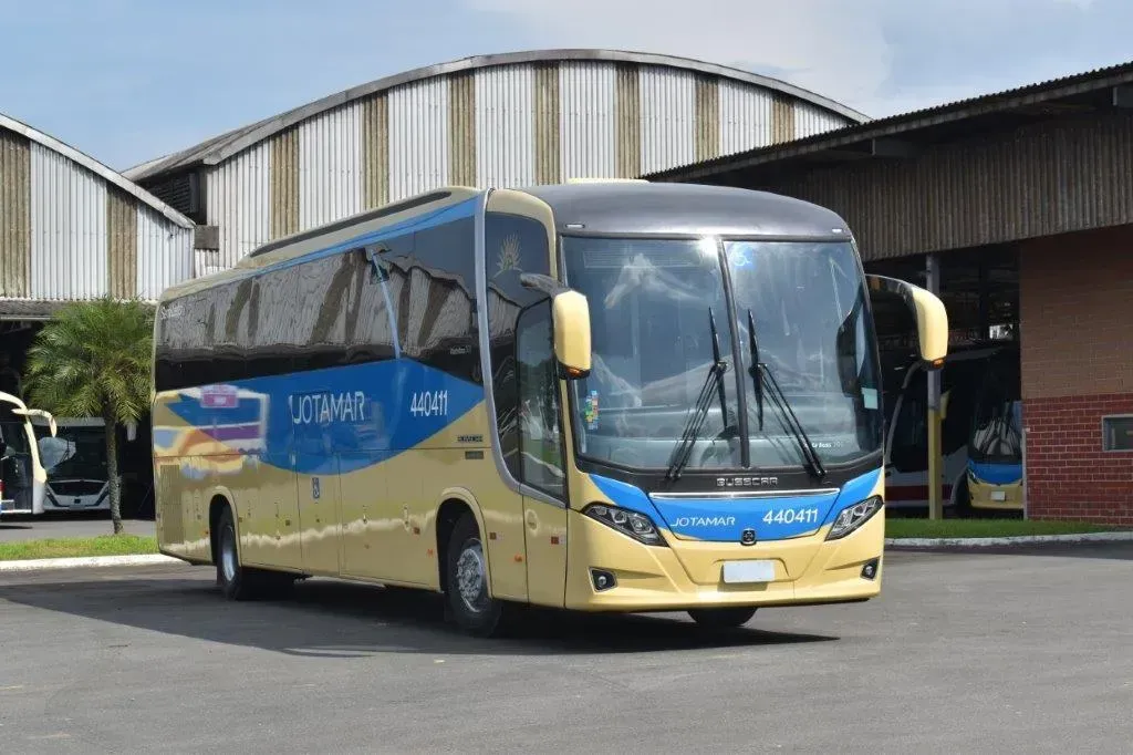 Os ônibus possuem chassi Mercedes-Benz O-500 RS (Divulgação)