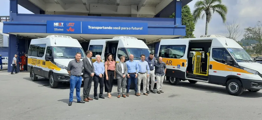 Entrega das Daily Minibus para a Diastur (Divulgação)