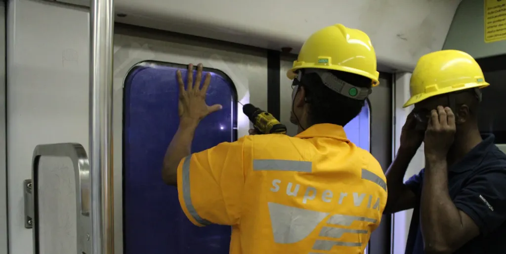 Kit de proteção sendo instalado nas portas (Divulgação)