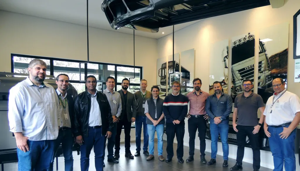 Gestores da Inbrasp e representantes do Senai no showroom da empresa (Divulgação)