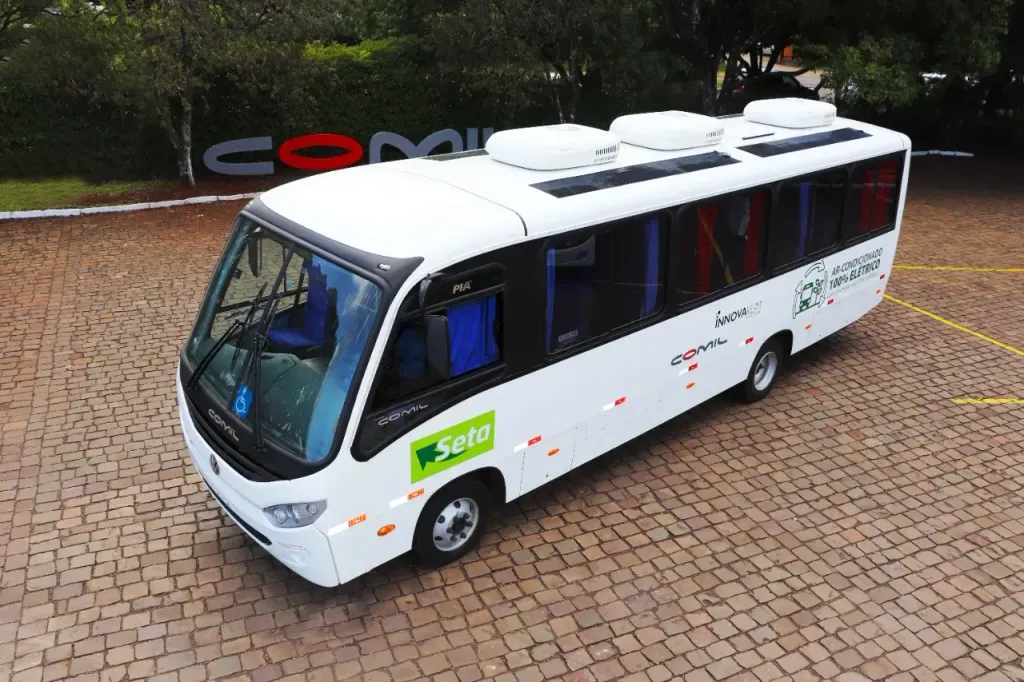 Ônibus Comil conta com ar-condicionado 100% elétrico (Divulgação)