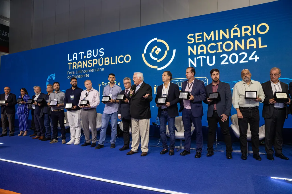 Autoridades e especialistas participantes do Seminário Nacional NTU na Lat.Bus 2024 (Arquivo OTM Editora)