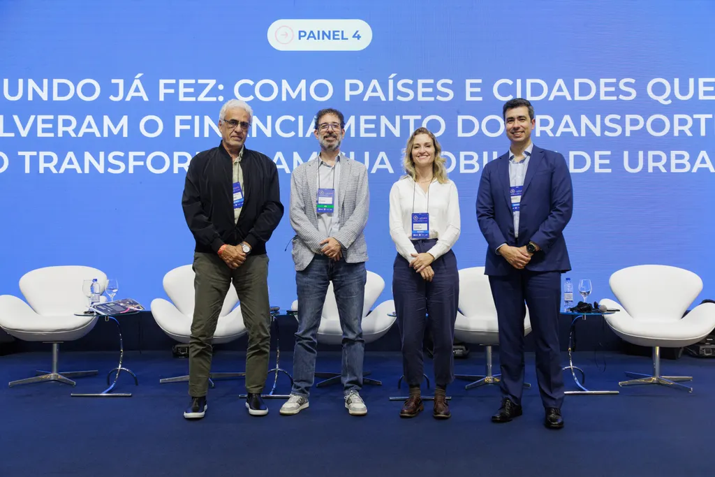 Jurandir Fernandes, Flávio Chevis, Paula Manoela dos Santos e Diego Fuentes (Foto: Márcio Bruno)