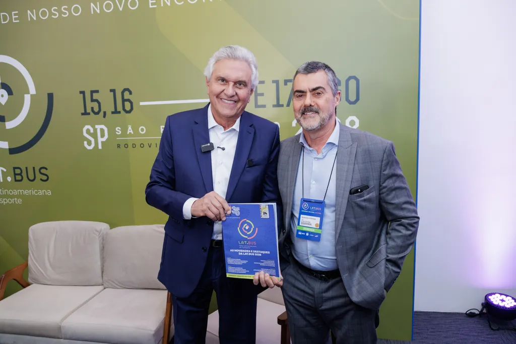 Marcelo Fontana entrega a revista Technibus a Ronaldo Caiado (Márcio Bruno Photo)