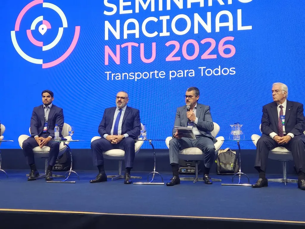 Igor Calvet (Anfavea), Ruben Bisi (Fabus), Marcelo Fontana (OTM Editora) e Francisco Christovam (NTU) - Foto: Márcia Pinna