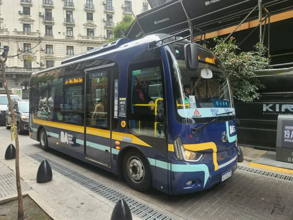 Linha e-Bus com veículos elétricos no centro histórico de Buenos Aires (Foto: Márcia Pinna)