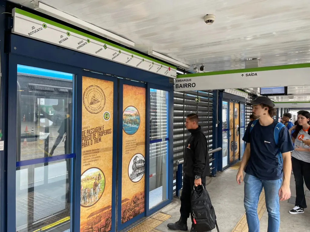 As portas de sete estações do sistema BRT receberam nova roupagem (Divulgação)