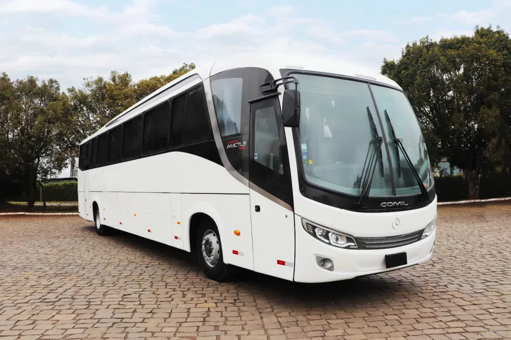 Ônibus com chassi O 500 RS 1836 e carroceria Comil Campione Invictus 1050 (Divulgação)