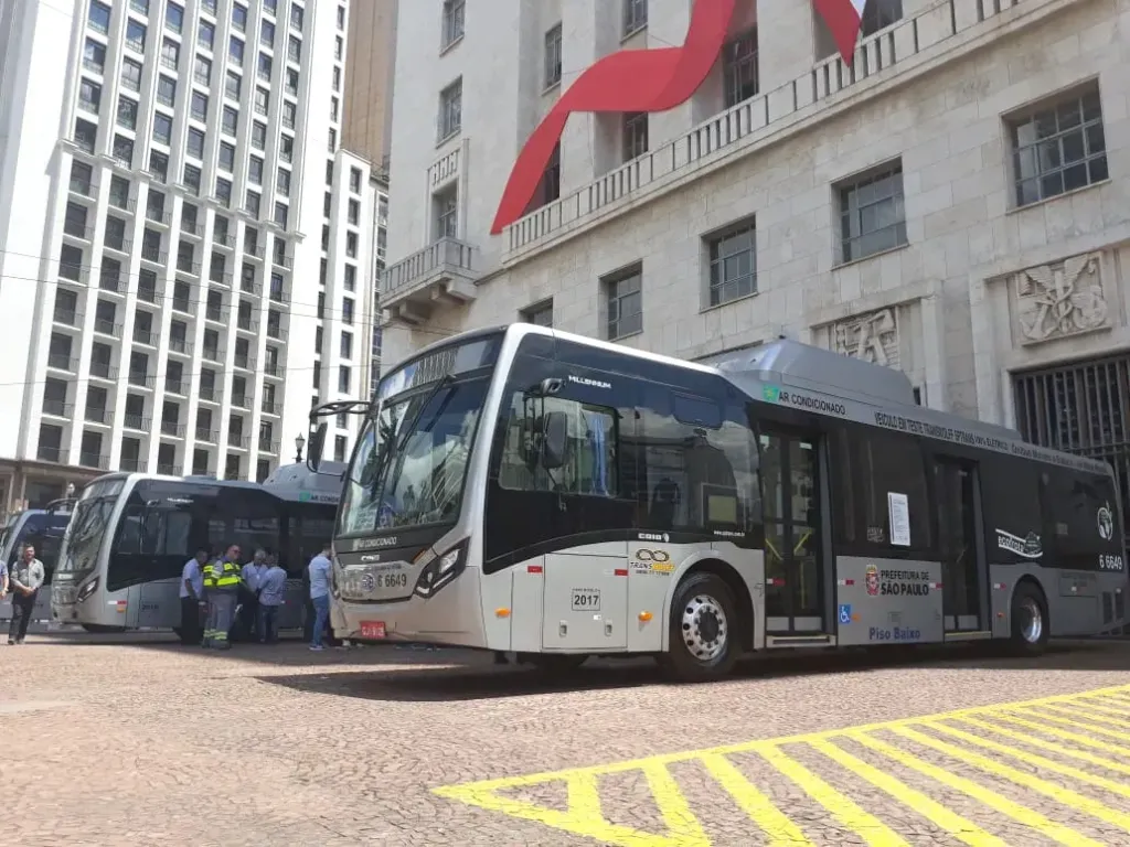 BYD entrega ônibus elétricos em SP