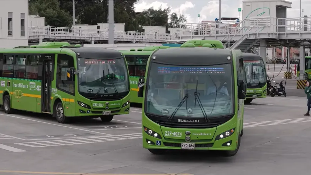 Cerca de 1.500 ônibus elétricos estão em operação na capital colombiana (Divulgação)
