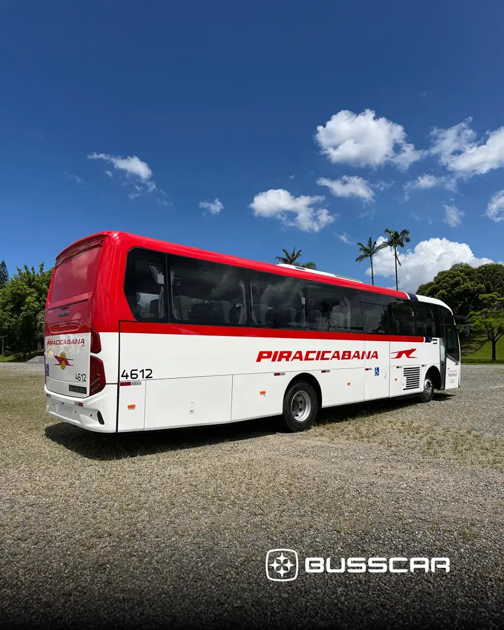 Os ônibus contam com chassi Mercedes-Benz OF-1721 (Divulgação)