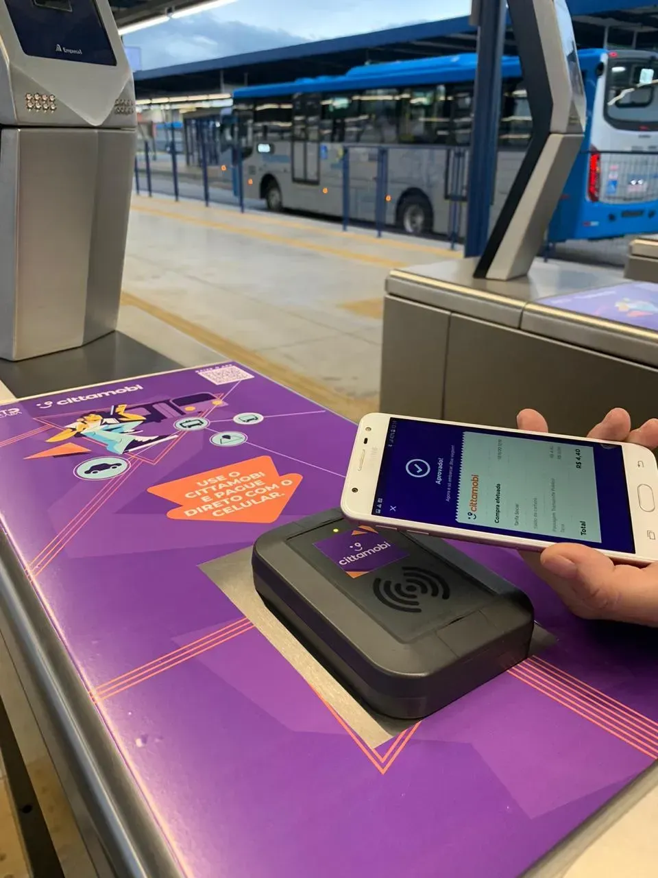 A partir de agora, será possível pagar a passagem apenas usando o celular. Divulgação