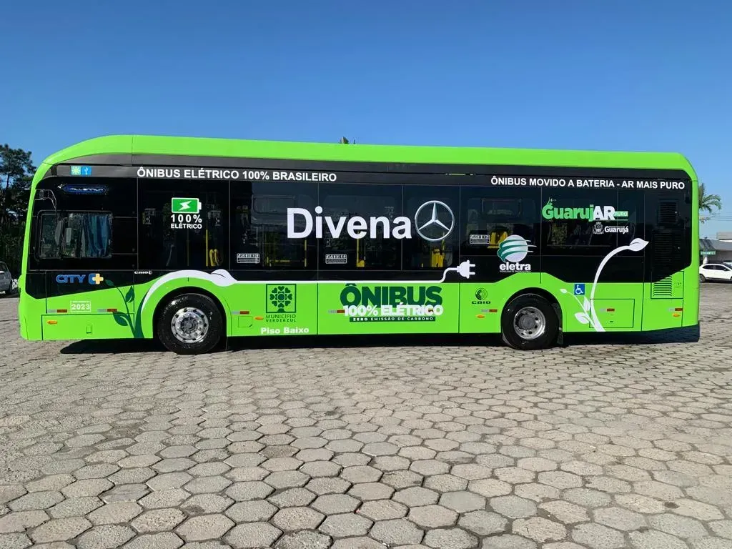 Os ônibus têm autonomia de 250 km por recarga (Divulgação)