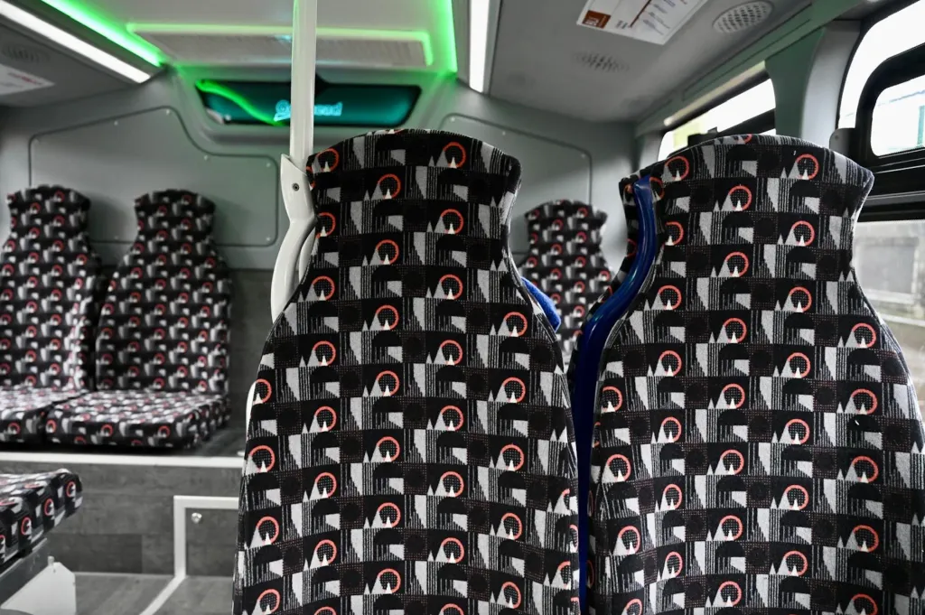 Interior de ônibus da TfL (Divulgação)