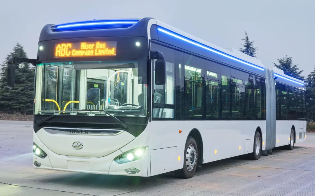 O modelo articulado de 18 metros, o AzureA18BR chega ao Brasil (Divulgação)