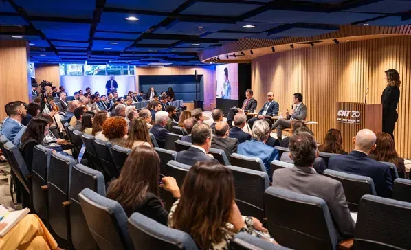 Autoridades e empresários participam do 8º Fórum CNT de Debates (Divulgação)